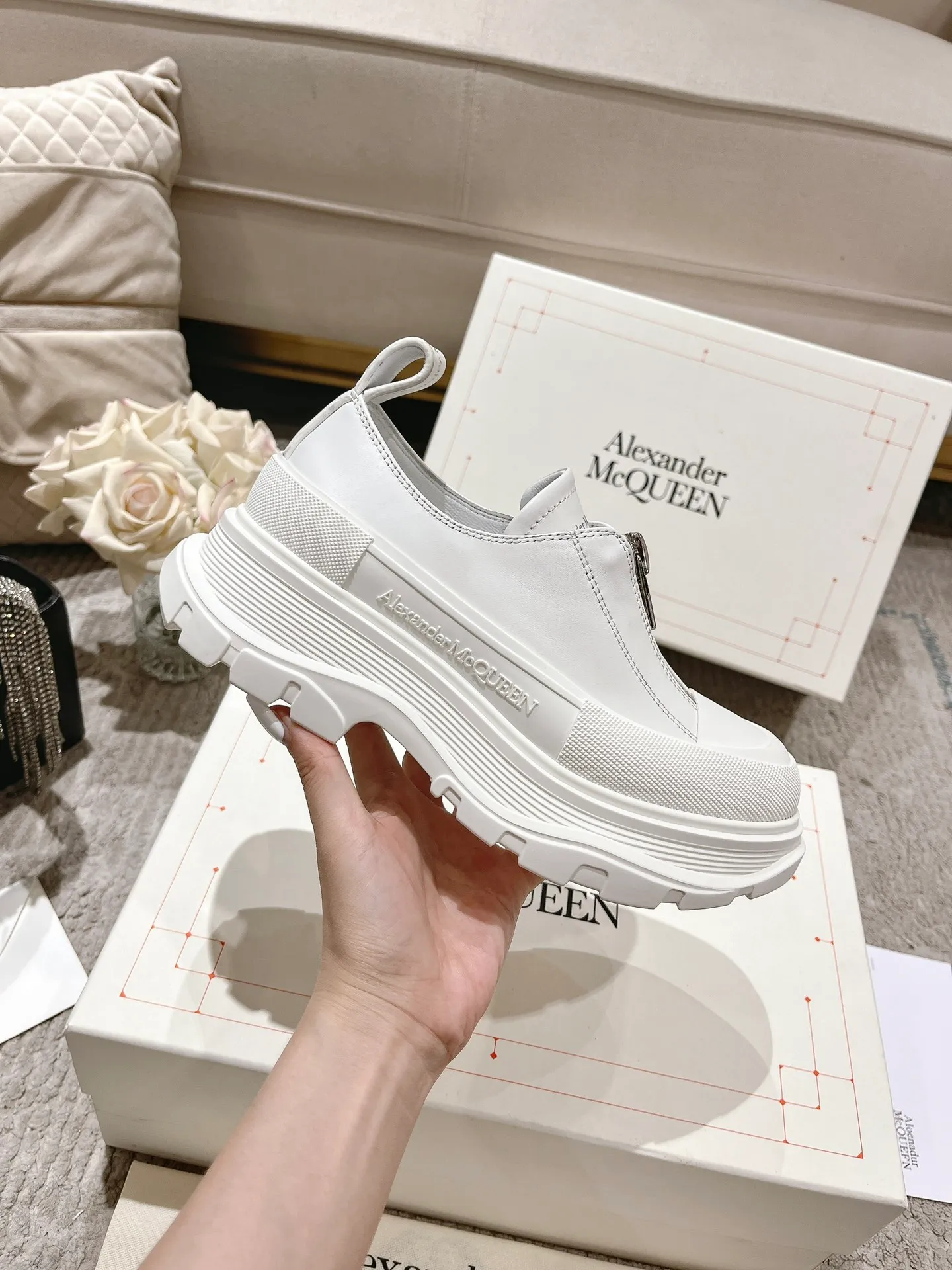 👟👟Ex-factory price 600👟👟 Men's size +10 2023 McQueen classic hot style, top version! ALEXANDERAIexanderMcQUEEN✅ has been certified. The latest 2023 counters will be launched at the same time, international T stage catwalk models. 💯Purchased from top ZP, the original version is 1:1 customized, perfectly reproduced, embellished with waterproof zippers on off-road inspired clothing, with imported anti-wear super soft sock cuffs, 3D glue bright strips, excellent comfort, outsole: original TPU double-layer combination outsole. Fabric: Imported silk cow leather Lining: Imported super soft Lycra/space cloth Foot pads: Imported silk sheepskin Size: 35-40 for women, 39-45 for men. Color: all black, black and white, all white, (add 10 for men’s model)